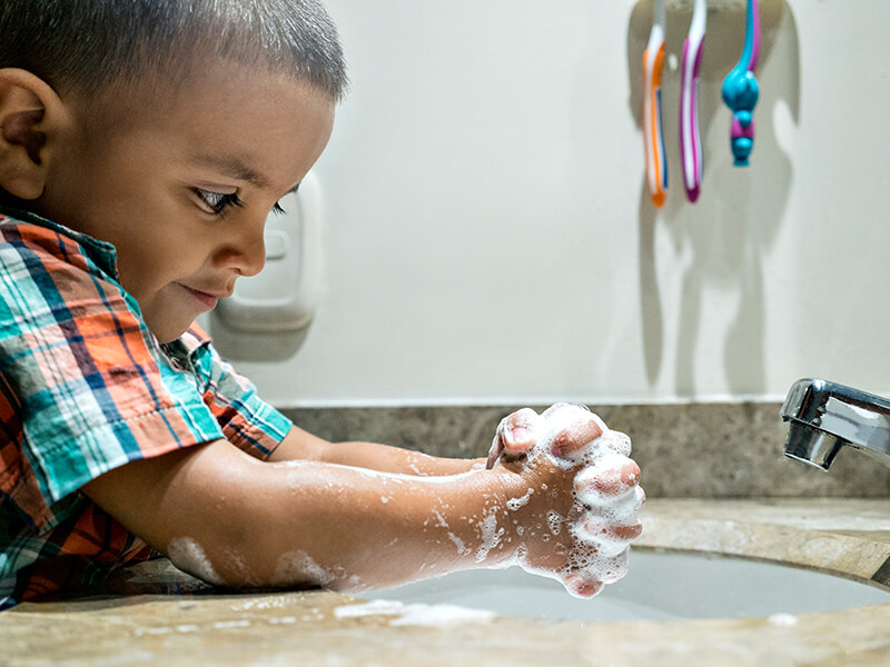 niño lavando sus manos
