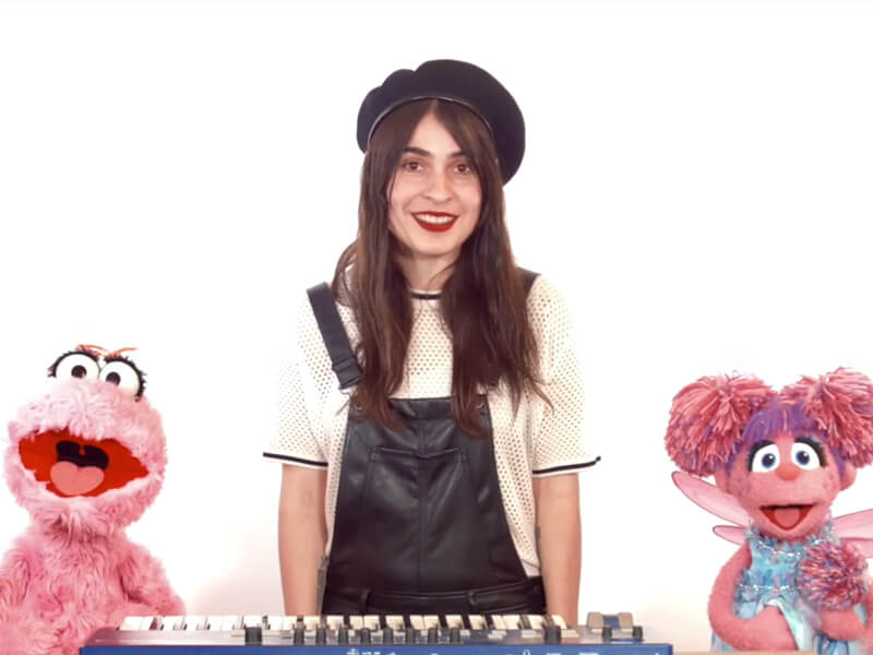 Imagen del video Lola, Abby, y la musica